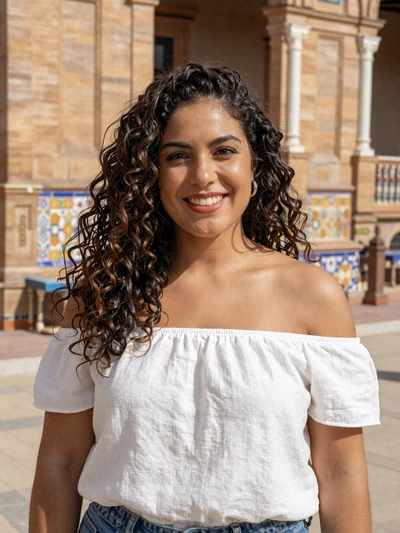 Isabel, 30, Spanish woman in a sunlit plaza - verified Spanish single on Cdleusa